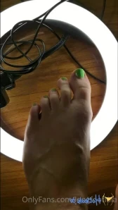 Longfootlola - My feet are so incredibly long it is sometimes hard to part 2