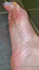 Longfootlola - Stretching out these tiny socks with my towering feet I part 3