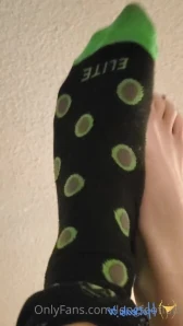 Longfootlola - Stretching out these tiny socks with my towering feet I part 5