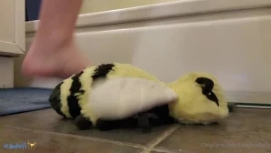 Longfootlola - Stretching out these tiny socks with my towering feet I part 5