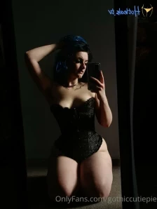 Gothiccutiepie - I wish I had your hands all over me