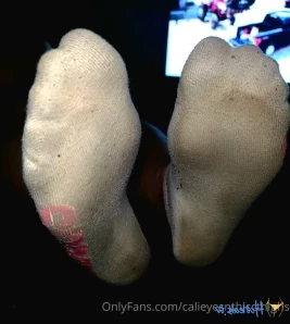 Calieyesnthiccthighs - bare feet or stinky socks