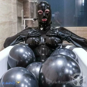 Rubberfreak - I spent a wonderful weekend in a European dungeon part 2