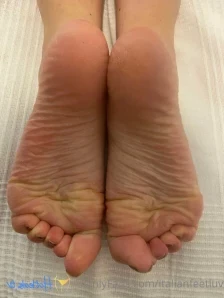 Italianfeetluv - I wanna crush you