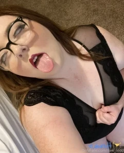 Isee_redd - Just a little peek
