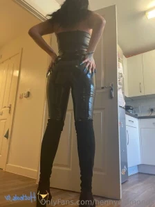 Hennydiamonds - Beg to lick my boots clean