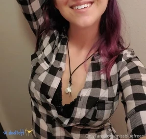 Missbluefreeof - Be honest did you notice my smile or my boobs first