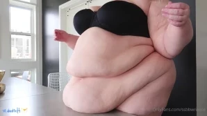 Ssbbwroxxie - Sexy Devil ripped her fishnets
