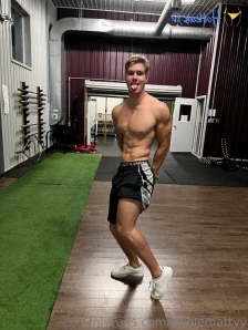 Swolemattyy - Booty pictures with black flexing from workout today