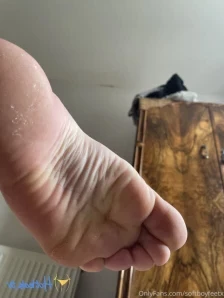 Softboyfeetx - Someone come rub my tired legs part 1