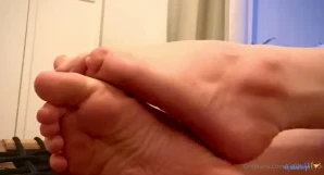 Softboyfeetx - Massage my soles as you sit at the end of my bath boy