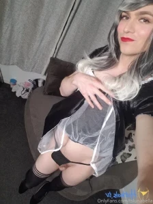 Tslunabella - So which one of you is helpin me play with my tail