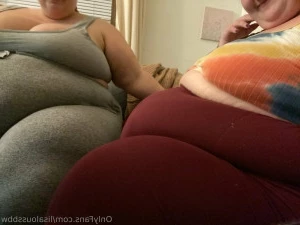 Lisaloussbbw - Suuuuuper casual belly play I felt my belly peeking out