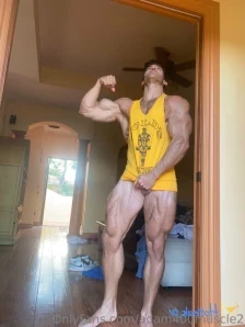 Adam400muscle2 - Morning pic with a cheeky flex Training legs today