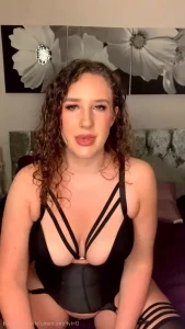 Oliviascuckold - If this post post gets 40 likes I ll go live at 10pm