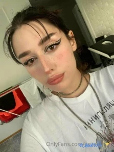 Asyabunny - do you think I look better in a dress or jeans