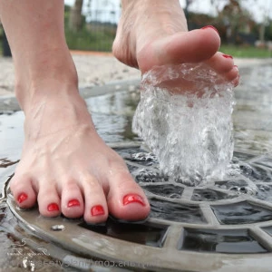 Tinsleyteaser_basic - Our first lesbian foot worship video is here for