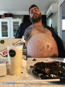 Gutgrowing - 2018 pic of my being turned on by my fat gut P