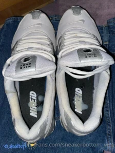 Sneakerbottom_wue - Waiting for some order of my Boss in front of the