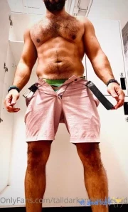 Talldarkandsingledad - Get ready with me from the shower to the locker