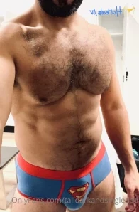 Talldarkandsingledad - I might have walked around the gym change room