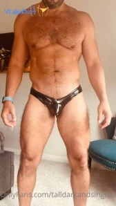 Talldarkandsingledad - Do you like how the shiny leather briefs look