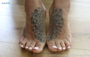 Asianfootworship - Pussy and feet pampering can you think of anything