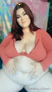 Cheeksandfeetsfree - Your gassy Goddess plays with her gorgeous