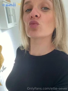 Ellie-sever - Anyone into feet