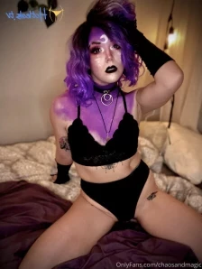 Chaosandmagic - What s black and red and mostly see through This