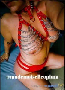 Misssq - I m bored who wants to play with me