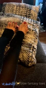 Comefollowsarah - Sitting on the floor and flexing my soles for you
