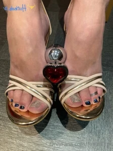 Feetnflaps - My cute little feet and other sexy toys xx