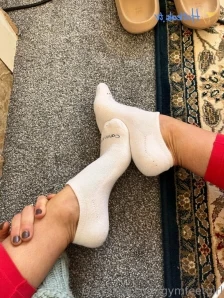 Gymfeetgirl - Look who got a fresh new pair of white socks Watch me