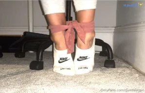 Gymfeetgirl - Watch me take off 2 pairs on top of each other - they ve