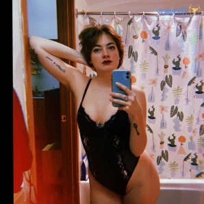 Beescake - Just hot girl things