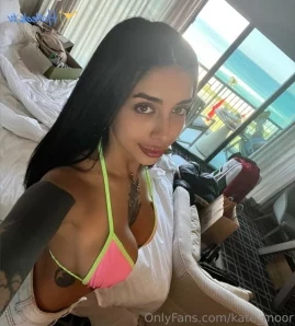Kate_moor - I want you to put it between my breasts and give me the