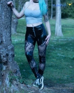 Hollyhellfree - 18 Stretching my ass