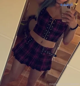 Hollyhellfree - 18 Tits and a little bit of pussey