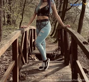 Hollyhellfree - 18 Stretching my ass