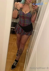Hollyhellfree - 18 Stretching my ass