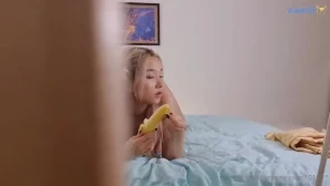 Irisadamsone - Just doing some of my stretches before bed so i m nice 