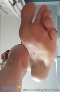 Kaybeesfeets - How about a stomping Sunday