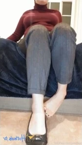 Jadezfeet - Watch me use my toes to play with my flip flop