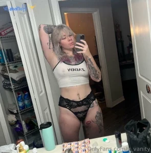 V_vanity - Pretty little holes
