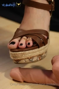 Size-nine-goddess - Rub your dick on these oily soles