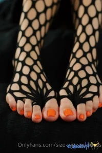 Size-nine-goddess - Rub your dick on these oily soles