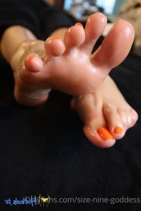 Size-nine-goddess - Blessing you with oily and soft soles
