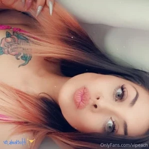 Vipeach - Who s feeling frisky tonight
