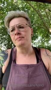 Lindsaycins4u - Picking up a coffee and hitting the road